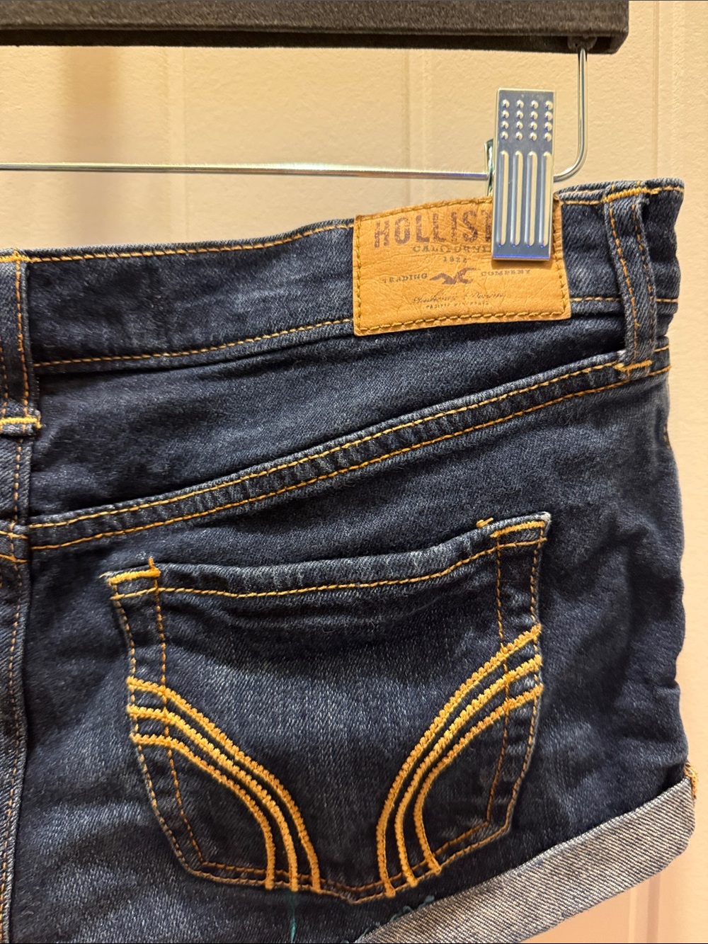 Hollister Junior Women's Dark Blue Rolled Cuff Denim Shorts (3/26) - Picture 6 of 7